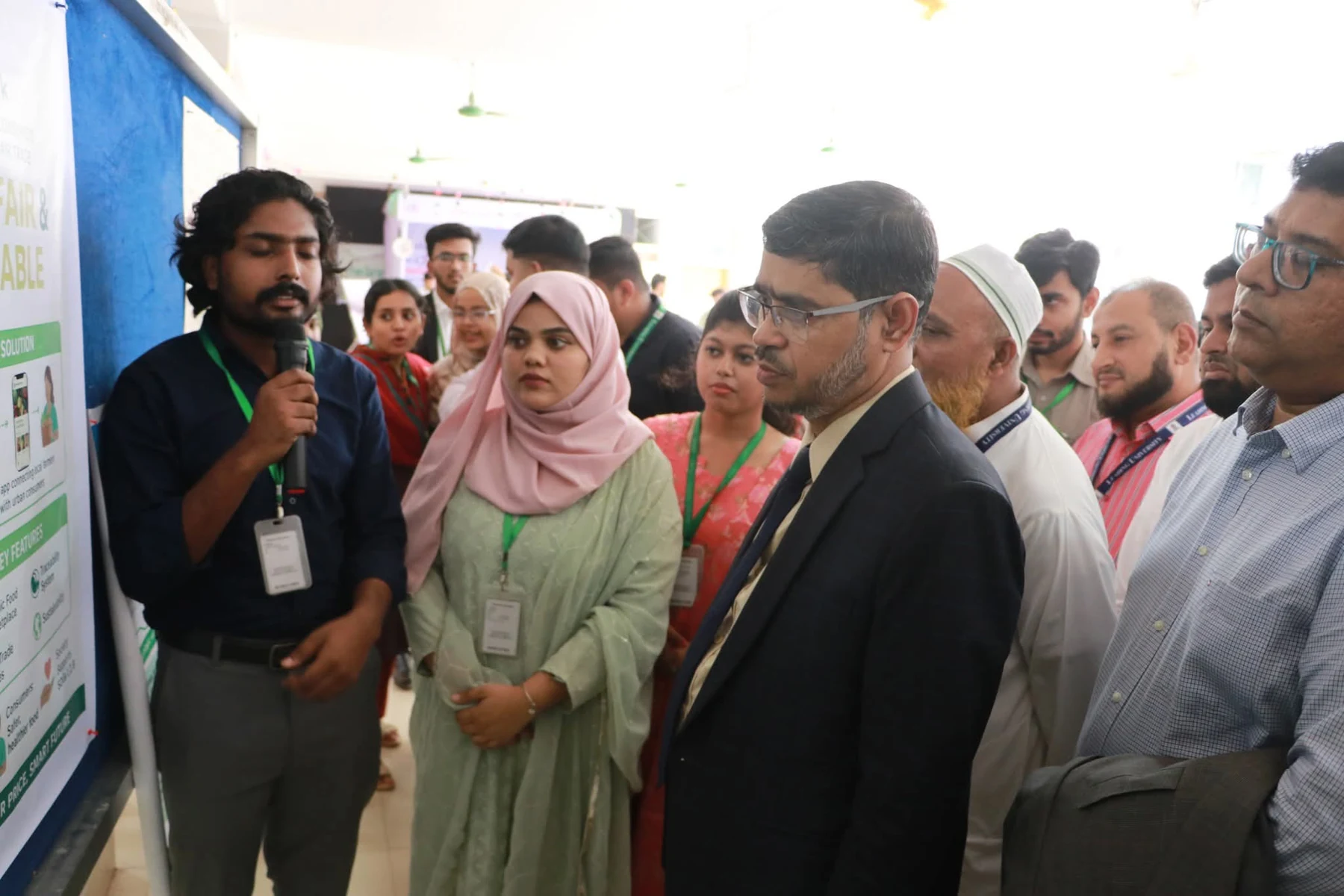 Presenting my business plan to Leading University’s Vice-Chancellor during a poster presentation competition organized by the Leading University Business Club.